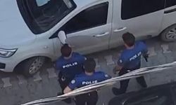 İstanbul'da Bıçaklı Saldırgan Paniği! Polisler Havaya Sıkarak Durdurabildi