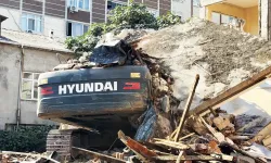 İstanbul'da Kentsel Dönüşüm Faciası: Yıkılan Bina İş Makinesinin Üzerine Devrildi