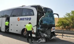 Salihli D300 Kara Yolunda Feci Kaza: Otobüs Kamyona Çarptı, 1 Ölü, 14 Yaralı