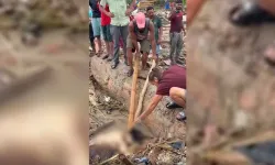 Nepal'deki Sel Felaketinde İnsanlık Dışı Görüntüler! Cesetten Değerli Eşya Almaya Çalıştılar