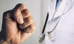 Sağlıkta Bir Şiddet Vakası Daha... Doktora Yumruklu ve Bıçaklı Saldırı!