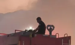 Elazığ'da Yangını Söndüren İtfaiye Eri Araçta Namaz Kıldı
