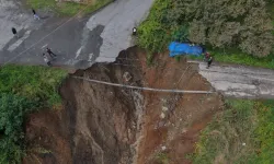 Trabzon'da Gece Yarısı Fırtına Ve Yağış Yolu Yuttu