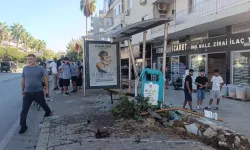 Antalya'da Korkunç Kaza: Otomobil Durağa Daldı, 3 Yaralı