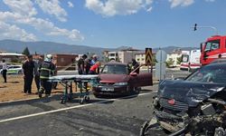 Gaziantep'te 2 Araç Birbirine Girdi, Yaralılar Var