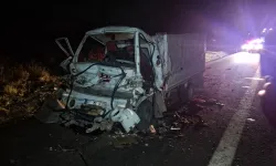 Adana'da Tıra Çarpan Kamyonetteki 2 Kişi Yaşamını Yitirdi