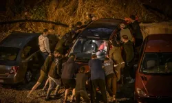 Ankara'yı Sağanak Vurdu: Biriken Sularda Araçlar Mahsur Kaldı, Yol Çöktü