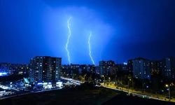 Ankara'da Şimşekler Gökyüzünü Aydınlattı