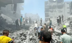İsrail, Gazze'de Sivillere Ait İki Eve Saldırdı