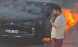 İzmir'de Elektrikli Otomobil Alev Aldı: Patlamalar Yaşandı!