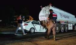 Antalya'da Tankere Çarpan Otomobilin Sürücüsü Öldü