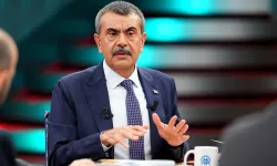 'Fenomen Öğretmen' Devri Bitti: Bakan Tekin Okullardaki Cep Telefonu ve Beyaz Önlük Kuralını Açıkladı