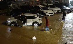 Trabzon'da Sağanak Hayatı Felç Etti: Cadde ve Sokaklar Göle Döndü