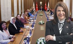 AK Parti’ye Geçeceği İddia Ediliyordu! Foça Belediye Başkanı Saniye Fıçı, AK Parti Toplantısında Yer Aldı