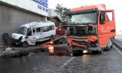 Servis Minibüsü İBB Kamyonu ile Çarpıştı