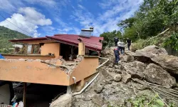 Trabzon'da Heyelan Korkusu: Kaya Parçaları Eve Girdi, 3 Ev Boşaltıldı
