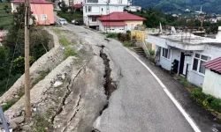Rize'de Sel Dehşeti: İyidere'de Yol İkiye Bölündü, 60 Santimetre Çöktü