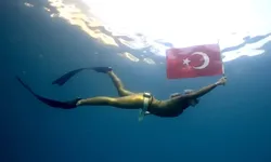 Milli Sporcu Şahika Ercümen’den Su Altında Cumhuriyet Bayramı Kutlaması