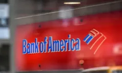 ATM’nin Üzerinde Bulduğu Çanta Hayrete Düşürdü: 128 Bin Doları Polise Teslim Etti