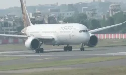 Air India'ya Ait Yolcu Uçağında Pilot Kaçırılma Alarmı Verdi! Acil İniş Yapan Uçakta 'Bomba İhbarı' İddiası