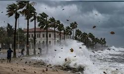 Antalya'ya Meteorolojiden Kırmızı Alarm: Hortum Ve Sel Riski Kapıda