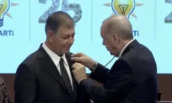 Cumhurbaşkanı Erdoğan, Cemil Tugay'a Rozetini Taktı