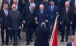 Anıtkabir'de Dikkat Çeken Görüntü: Dervişoğlu, Bahçeli'nin Koluna Girdi