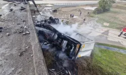 Düzce'de Tır Köprüden Uçtu, Sürücü Atlayarak Kurtuldu