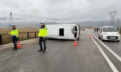 Hakkari'de Öğrenci Servisi Devrildi, Yaralılar Var