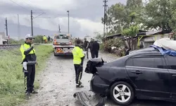 Hatay'da Trenin Otomobili Sürüklediği Anlar Kamerada: 1 Ölü, 1 Yaralı