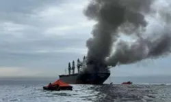İran, Hürmüz Boğazı'nda LPG Tankerini Vurduğunu Duyurdu