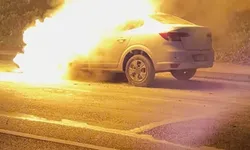 İstanbul'da Korku Dolu Anlar: Otomobil Alev Topuna Döndü