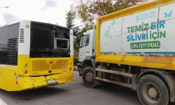 İstanbul'da Çöp Kamyonu ile İETT Otobüsü Çarpıştı