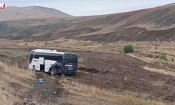 Sivas’ta Yolcu Otobüsü Tarlaya Girdi