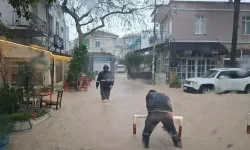 Çeşme'de Aniden Bastıran Sağanak Hayatı Olumsuz Etkiledi