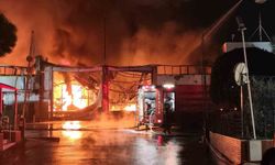 Manisa'da Sanayi Bölgesinde Alarm: Akü Fabrikasındaki Yangına Müdahale Sürüyor
