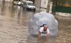 Tarsus'ta İlginç Görüntü: Sağanakta Şişme Balonla Yol Aldı