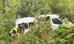 Mersin'de Minibüs Bahçeye Yuvarlandı: 1'i Ağır, 17 Yaralı