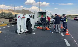 Nevşehir'de Kamyonet İle Otomobil Çarpıştı: 2 Ölü 1 Yaralı