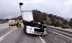 Sinop'ta Devrilen Balık Yüklü Kamyonun Sürücüsü Öldü