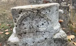 Tarihi Mirasa İş Makineli Baskın: Tonlarca Ağırlıktaki Kaideyi Çekiciyle Kaçırdılar
