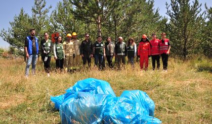 Yangınlara karşı farkındalık oluşturmak için ormanda çöp topladılar