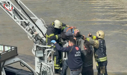 Kocaeli'de Feci Kaza: Dereye Uçan Kamyonetin Sürücüsü Öldü!