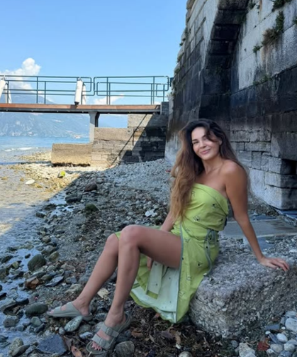 Ebru Şahin'in Göl Kenarındaki Doğal Güzelliği