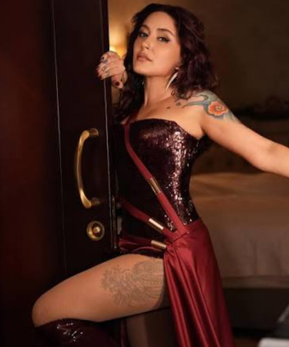 Melek Mosso’dan İspanya'da Romantik Anlar: "Thanks God" Notu Dikkat Çekti