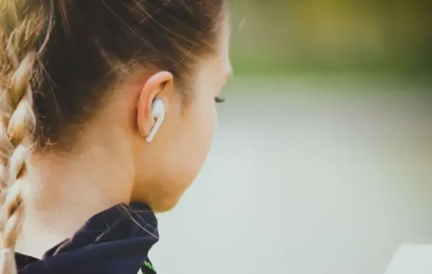 Uzmanlardan Uyarı: Kulaklık Kullanımı Sağlığı Tehdit Ediyor