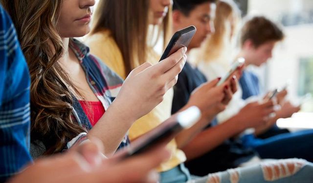 O Ülkede Liselerde Cep Telefonu Yasaklandı