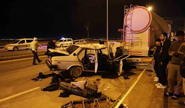 Tıra arkadan çarpan otomobil kağıt gibi parçalandı: 1 ölü, 4 yaralı