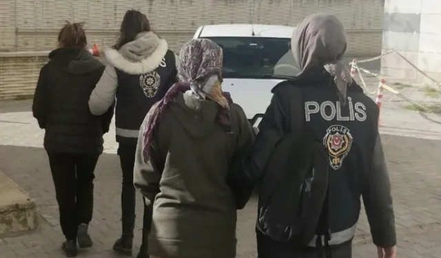 Hırsızlık suçundan aranan 2 kadın, hırsızlık yaparken yakalandı