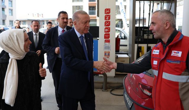 Cumhurbaşkanı  Erdoğan, Üsküdar'da akaryakıt istasyonu çalışanlarını ziyaret etti